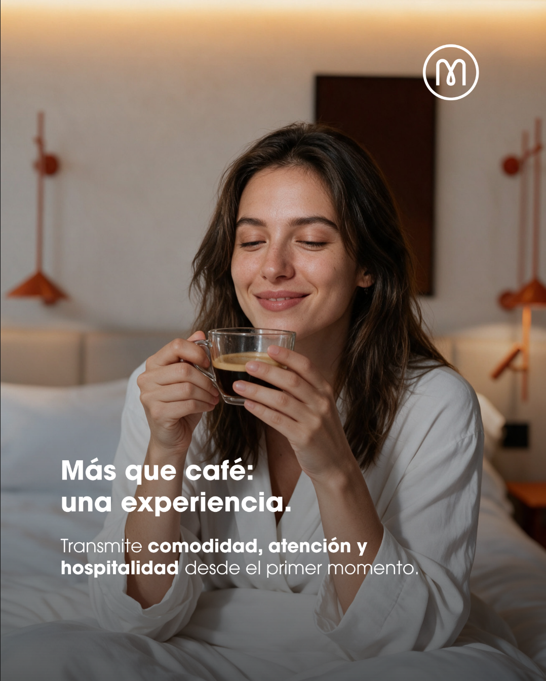 Huésped disfrutando una taza de café