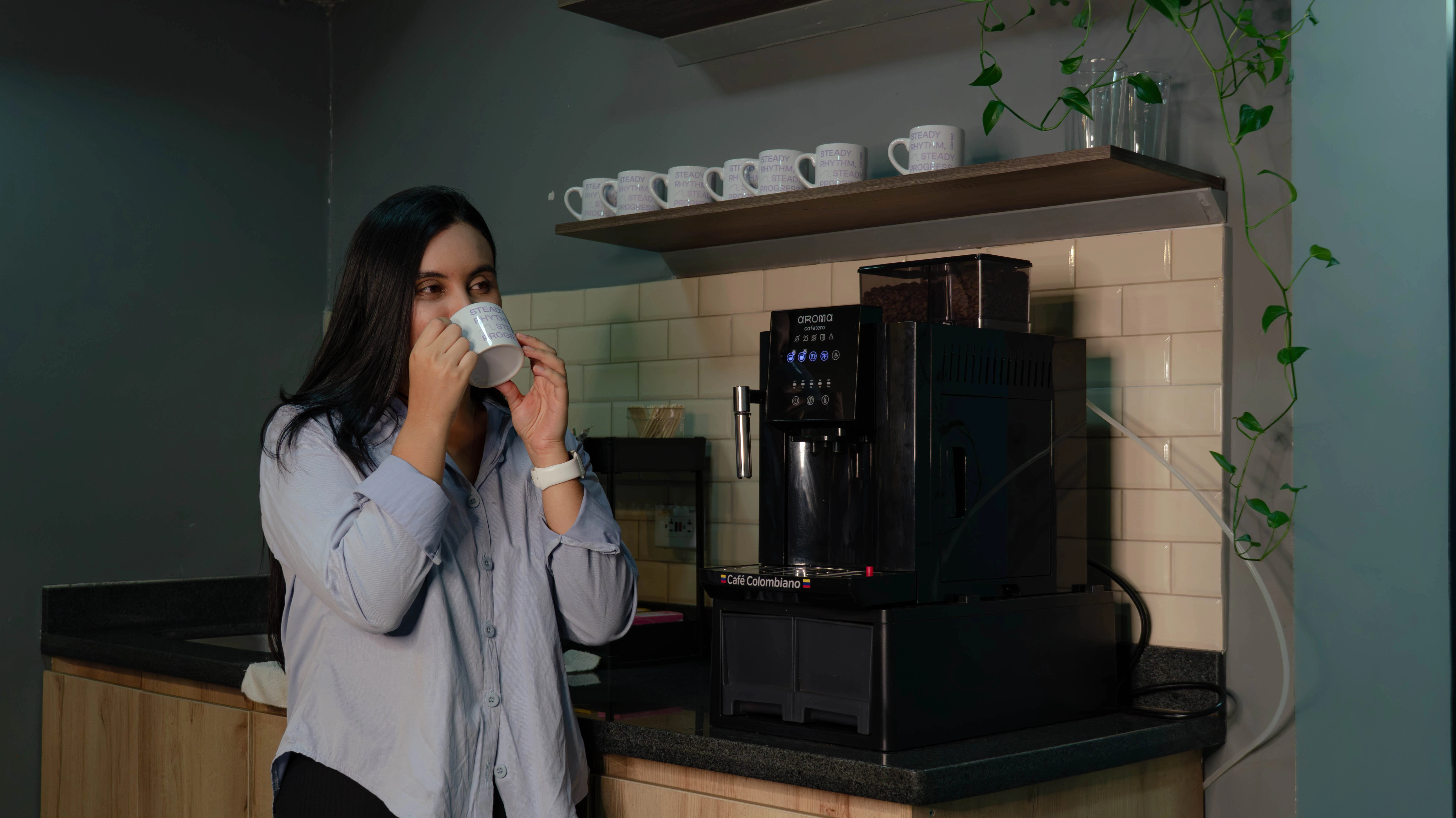 Huésped tomando café junto a una máquina de grano en la barra
