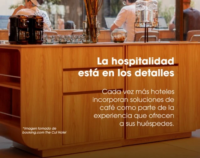 Cafetera de cápsulas en una habitación de hotel